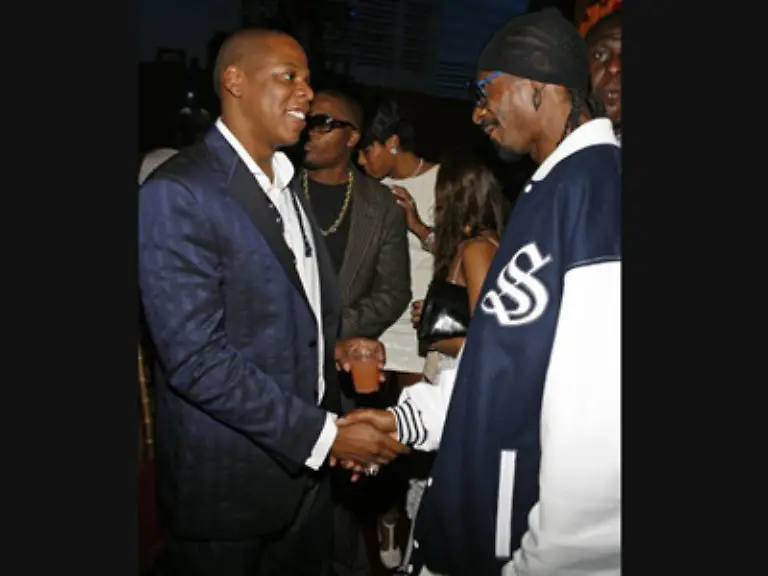 Waehrend-ihr-Verlobter-Jay-Z-noch-Rapper-Artigkeiten-mit-Kollege-Snoop-Dogg-austauscht