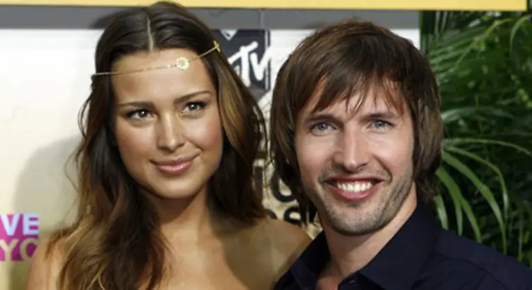 Schmusesaenger-James-Blunt-mit-Freundin-Petra-Nemcova