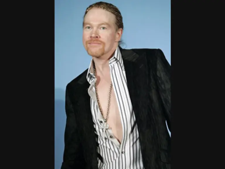 Erkennen-Sie-den-noch-Kaum-aber-er-ist-es-Axl-Rose-Frontman-der-Band-Guns-n-Roses-Ja-und-er-singt-auch-noch