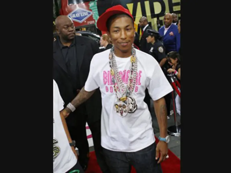 Pharrell-Williams-sieht-fast-ein-bisschen-so-aus-als-wuerde-er-wegen-seiner-schweren-Ketten-vorne-ueber-kippen
