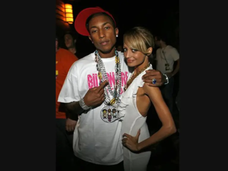Aber-da-hat-er-ja-zum-Glueck-Nicole-Richie-an-der-er-sich-festhalten-kann