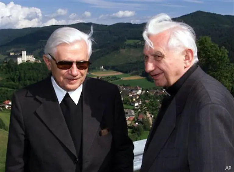 Joseph-Ratzinger-mit-seinem-Bruder-Georg-im-Gurktal-vor-der-Strassburg-auf-einem-undatierten-Archivbild-Georg-Ratzinger-wurde-spaeter-Domkapellmeister-am-Regensburger-Dom-und-Chef-der-Regensburger-Domspatzen