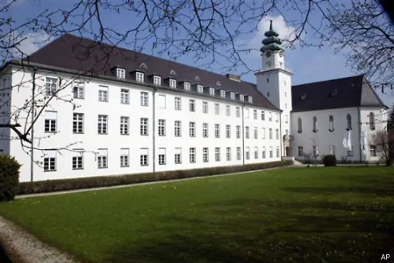 1939-trat-Joseph-Ratzinger-ins-erzbischoefliche-Knabenseminar-St-Michael-in-Traunstein-ein-Dort-fiel-der-Einser-Schueler-durch-besonderen-Ehrgeiz-auf-Wie-alle-Seminaristen-wurde-er-14-jaehrig-zwangweise-in-die-Hitler-Jugend-aufgenommen