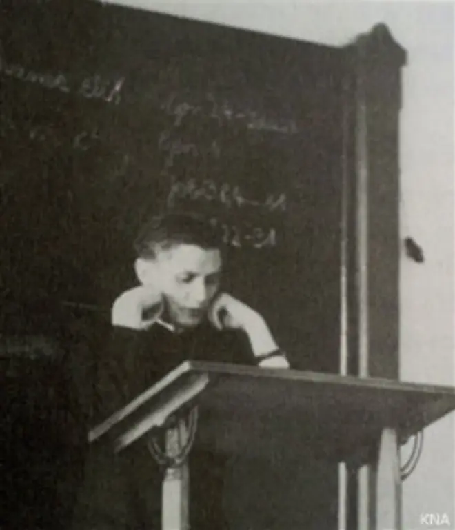 Mit-gerade-einmal-30-Jahren-begann-Joseph-Ratzinger-in-Freising-Dogmatik-zu-lehren-Dann-erhielt-er-einen-Ruf-nach-Bonn-wo-er-von-1959-bis-1963-Ordinarius-fuer-Fundamentaltheologie-war-Ratzinger-galt-als-fortschrittlicher-Theologe