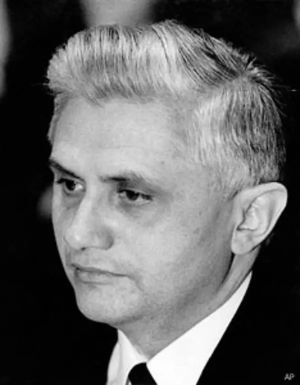 Seine-Liebe-gehoert-der-Wissenschaft-er-war-Professor-mit-Leib-und-Seele-Nach-einer-Station-in-Muenster-folgte-die-Lehrtaetigkeit-in-Tuebingen-Dort-geriet-Ratzinger-1968-in-die-Studentenunruhen-1969-zog-er-sich-nach-Bayern-zurueck-und-arbeitete-an-der-Universitaet-Regensburg