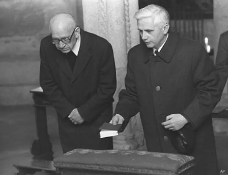 In-seinem-Werk-Einfuehrung-in-das-Christentum-kritisierte-der-mittlerweile-41-Jaehrige-im-Jahre-1968-dass-die-katholische-Kirche-zu-zentralistisch-und-zu-stark-von-Rom-kontrolliert-sei