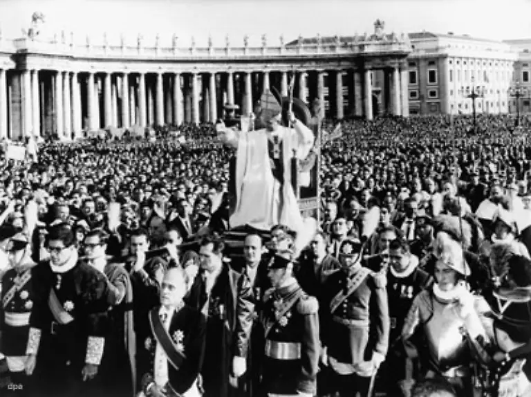 Nach-Ende-des-Konzils-1965-hier-mit-Papst-Paul-VI-war-Ratzinger-in-Kirchenkreisen-bekannt