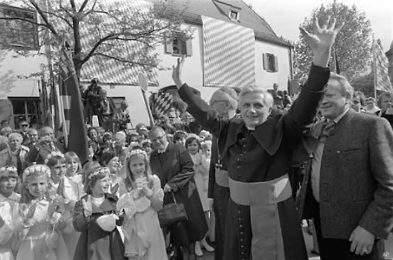 Den-Abschied-von-der-Hochschule-nannte-Ratzinger-spaeter-eine-schwierige-Entscheidung-Mit-der-Bischofsweihe-beginnt-auf-dem-Weg-meines-Lebens-die-Gegenwart