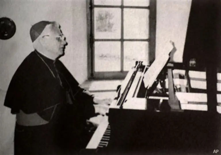 Im-Konsistorium-vom-27-Juni-1977-kreierte-Papst-Paul-VI-Erzbischof-Joseph-Ratzinger-zum-Kardinalpriester-mit-der-Titelkirche-Santa-Maria-Consolatrice-al-Tiburtino
