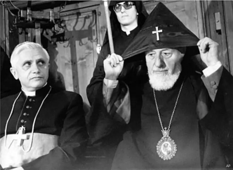 1980-war-er-Referent-in-der-5-Ordentlichen-Generalversammlung-der-Bischofssynode-zum-Thema-Die-Sendung-der-christlichen-Familie-in-der-Welt-von-heute
