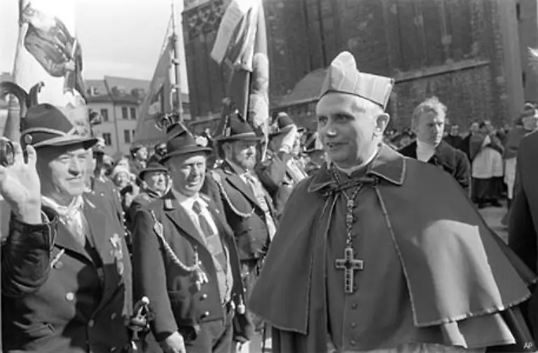 Danach-folgte-der-Ruf-aus-Rom-Johannes-Paul-II-ernannte-Kardinal-Ratzinger-am-25-November-1981-zum-Praefekten-der-Glaubenskongregation-und-zum-Praesidenten-der-Paepstlichen-Bibelkommission-und-der-Internationalen-Theologenkommission