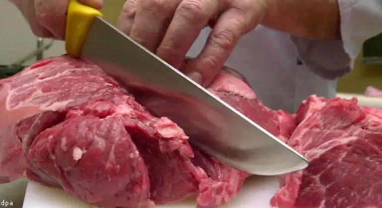 Der-Rindfleischkonsum-bricht-voruebergehend-drastisch-ein-Gesundheitsministerin-Andrea-Fischer-und-Landwirtschaftsminister-Karl-Heinz-Funke-muessen-ihre-Aemter-aufgeben