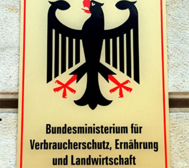 Das-alte-Bundesministerium-fuer-Ernaehrung-Landwirtschaft-und-Forsten-wird-umgewandelt-ins-Ministerium-fuer-Verbraucherschutz-Ernaehrung-und-Landwirtschaft-Verbraucherschutz-rueckt-an-die-erste-Stelle