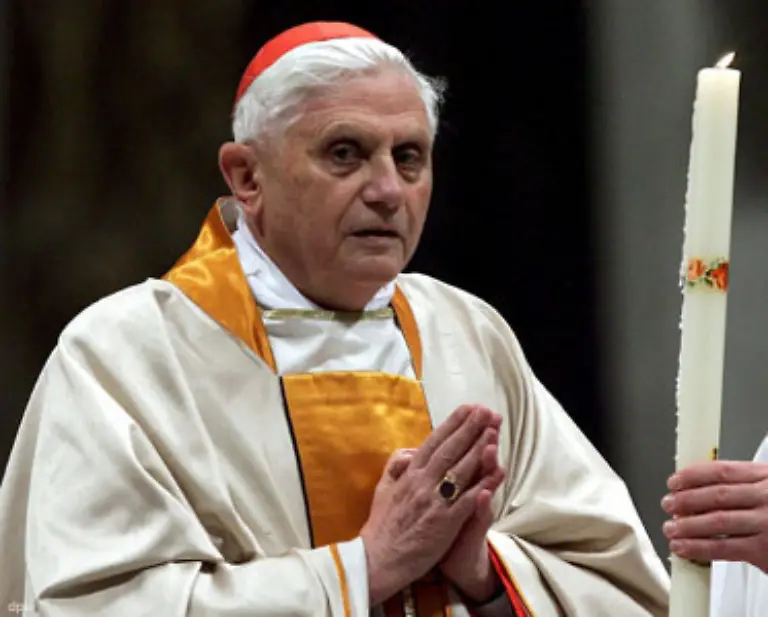 Papst-Johannes-Paul-II-hatte-Joseph-Ratzinger-Jahre-zuvor-in-den-Rang-eines-Kardinal-Bischofs-erhoben