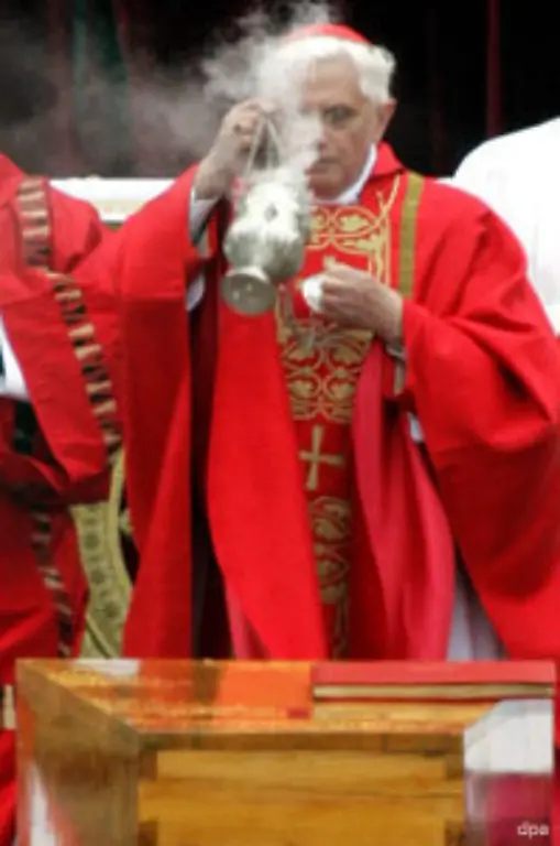 Ratzinger-leitete-die-Trauerfeierlichkeiten-fuer-Johannes-Paul-II