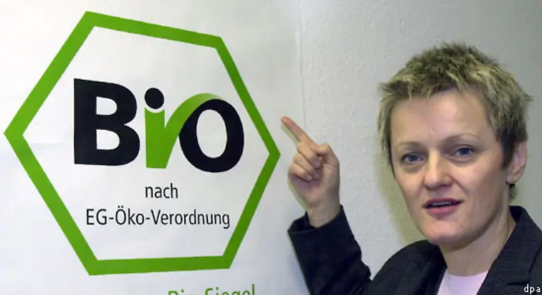 Nebenbei-beschert-die-Rinderseuche-der-Biobranche-einen-kleinen-Aufschwung-Im-September-2001-fuehrt-Renate-Kuenast-das-erste-staatliche-Bio-Siegel-ein