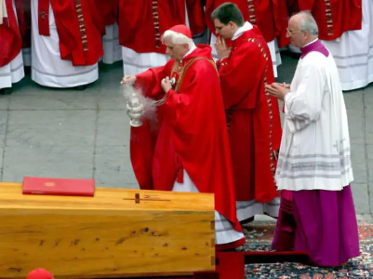 Er-segnete-den-Sarg-des-verstorbenen-Papstes-mit-Weihrauch