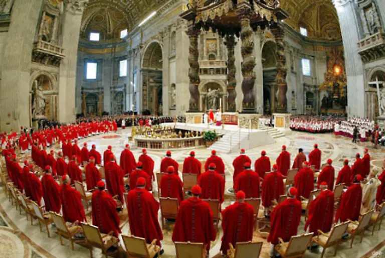 Am-18-April-trat-das-Kardinalskollegium-zur-Wahl-eines-neuen-Papstes-zusammen-Hier-die-Kardinaele-waehrend-der-Messe-vor-der-Wahl-in-der-Sankt-Peter-Basilika