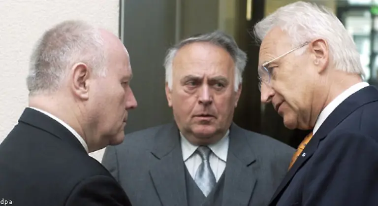 Das-Kuenast-Ministerium-legt-ein-Verbraucherinformationsgesetz-vor-Alle-Informationen-ueber-Lebensmittel-die-den-Behoerden-vorliegen-sollen-auch-den-Verbrauchern-zugaenglich-gemacht-werden-Die-Union-verhindert-dieses-Gesetz-im-Bundesrat