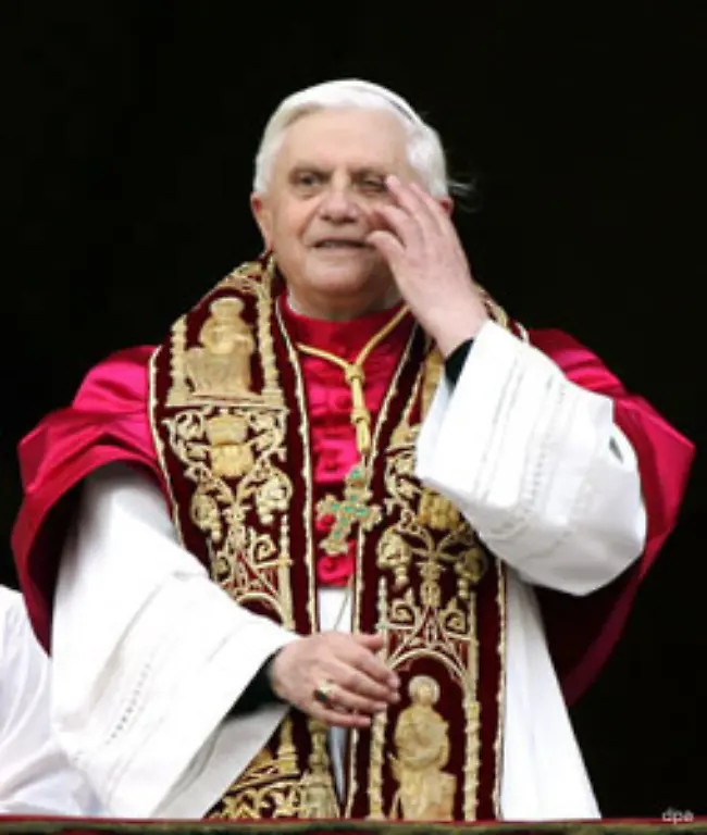 Joseph-Ratzinger-betritt-schuechtern-den-Balkon-Der-Kelch-ist-nicht-an-ihm-voruebergegangen-Er-ist-der-neue-Papst