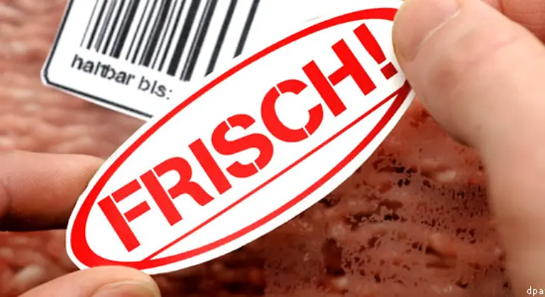 2005-beginnt-die-anhaltende-Serie-von-Gammelfleisch-Skandalen-Zunaechst-sieht-es-nach-Einzelfaellen-aus-In-zwei-Real-Supermaerkten-werden-im-Maerz-Mitarbeiter-beim-Manipulieren-von-Datumsangaben-auf-Fleischverpackungen-ertappt