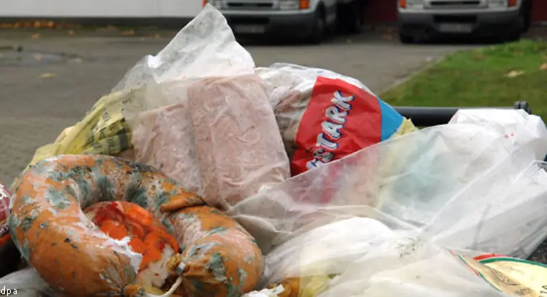 Im-Oktober-wird-bekannt-dass-ein-bayerischer-Fleischhaendler-aus-Deggendorf-tonnenweise-Schlachtabfaelle-aus-der-Schweiz-umdeklariert-und-an-Lebensmittelproduzenten-verkauft-hat