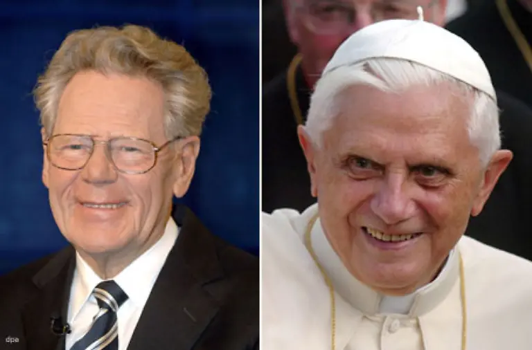Revolutionaere-Neuerungen-gehen-vom-Papst-aus-Bayern-in-den-ersten-14-Monaten-seiner-Amtszeit-nicht-aus-Er-sucht-den-Dialog-und-trifft-sich-unter-anderem-mit-dem-Kirchenkritiker-Hans-Kueng