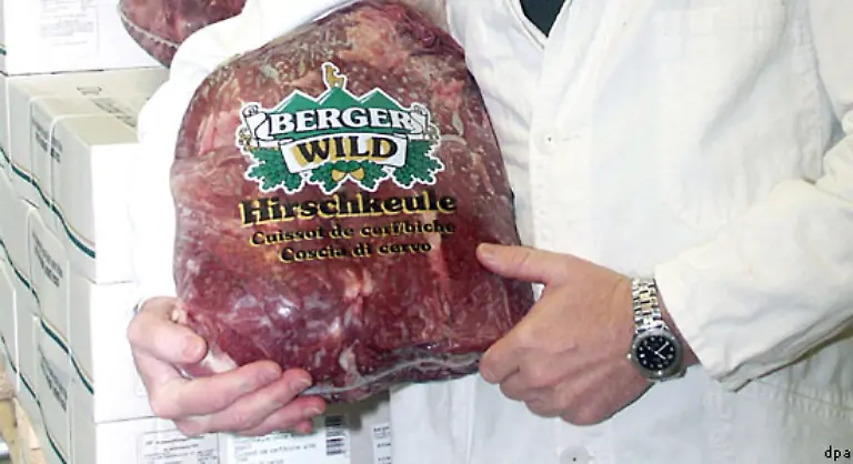 Aehnliche-Faelle-haeufen-sich-Im-Januar-2006-wird-in-Passau-verdorbenes-Wildfleisch-gefunden-Verbraucherminister-Seehofer-legt-einen-Zehn-Punkte-Plan-vor-in-dem-er-unter-anderem-verbesserte-Lebensmittelkontrollen-fordert