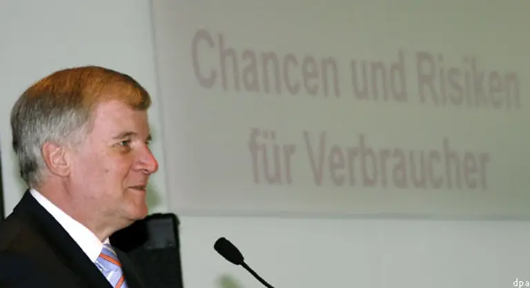 Eine-Verbesserung-der-Situation-erhofft-sich-Seehofer-zudem-von-seinem-Verbraucherinformationsgesetz-Anbieter-von-Gammelfleisch-sollen-kuenftig-oeffentlich-genannt-werden-Kritiker-nennen-das-Gesetz-jedoch-zahnlos
