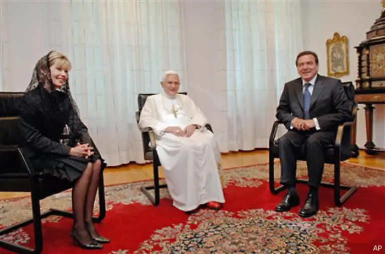 Auch-Begegnungen-mit-Spitzenpolitikern-gehoeren-zum-Programm-des-Papstes-Hier-ein-Treffen-mit-dem-damaligen-Bundeskanzler-Gerhard-Schroeder-und-dessen-Frau-Doris