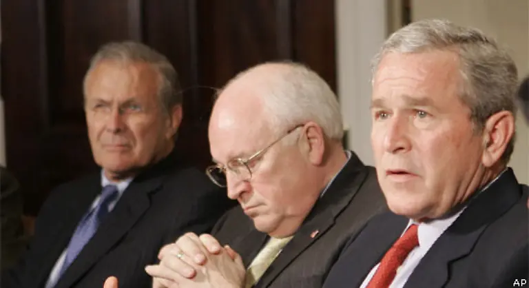 Ex-Mitarbeiter-und-serioese-Autoren-beschreiben-Bush-als-fuehrungsstark-und-souveraen-Auch-Vizepraesident-Cheney-oder-Verteidigungsminister-Rumsfeld-ordneten-sich-trotz-ihres-grossen-Einflusses-letztendlich-Bush-unter