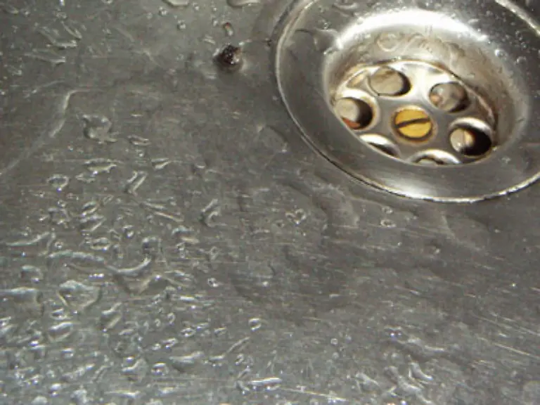 Und-macht-zum-Beispiel-verstopfte-Abfluesse-wieder-frei-Drei-Essloeffel-Backpulver-in-den-Abfluss-geben-und-mit-Essig-nachspuelen-Dann-muss-ein-Stoepsel-drauf-Im-Rohr-faengt-es-an-zu-sprudeln-und-zu-arbeiten-Spaeter-mit-kochend-heissem-Wasser-nachspuelen