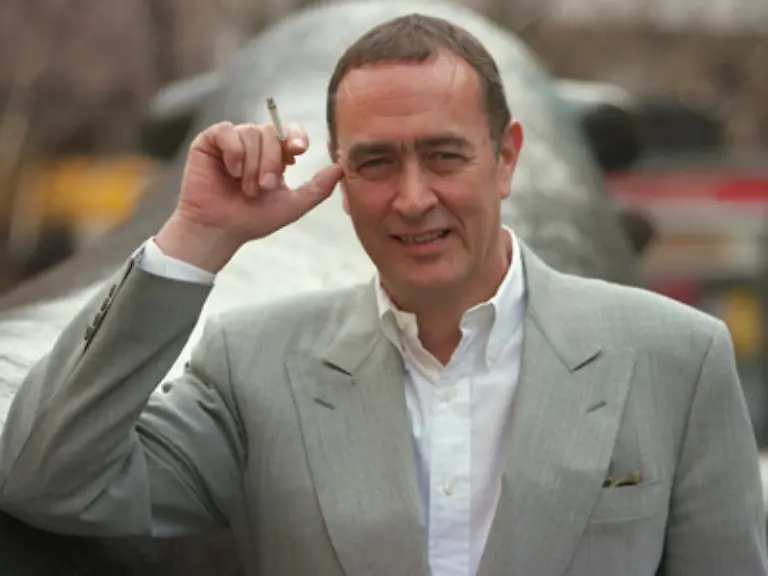 Produzent-Bernd-Eichinger-hatte-seinen-Freund-Sueskind-15-Jahre-bearbeiten-muessen-bevor-dieser-ihm-erlaubte-sein-beruehmtestes-Werk-zu-verfilmen-Und-auch-hier-haelt-sich-der-Autor-raus-Eichinger-Sueskind-hat-explizit-gesagt-dass-er-an-der-Entstehung-des-Films-nicht-beteiligt-sein-will