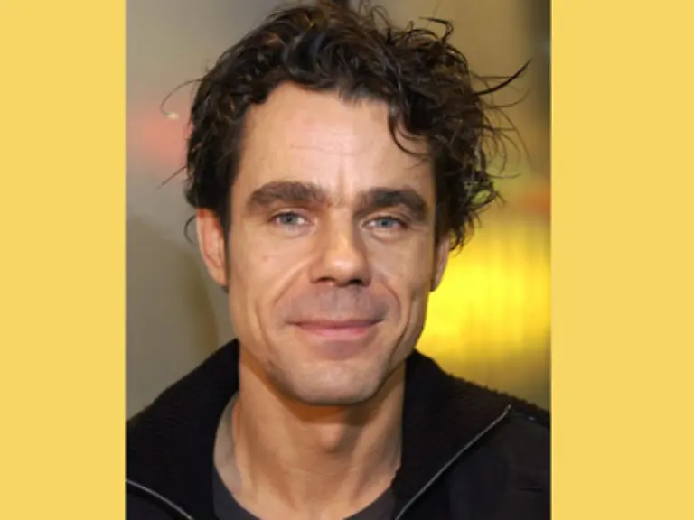 Er-war-dafuer-umso-beteiligter-Regisseur-Tom-Tykwer-Und-er-hatte-keine-leichte-Arbeit-Das-Parfum-ist-nicht-irgendein-Bestseller-Es-ist-ein-Buch-das-Menschen-mit-einer-bis-an-die-Obsessivitaet-grenzenden-Euphorie-verschlungen-haben-Den-Film-zu-drehen-war-eine-grosse-Verantwortung