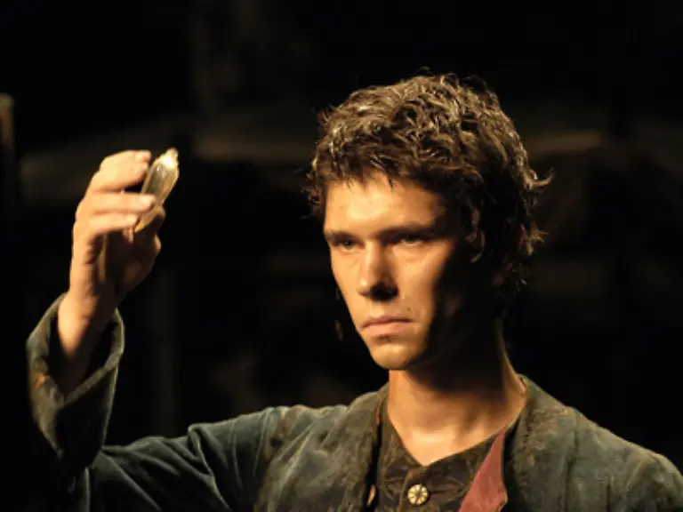 In-Das-Parfum-spielt-Jean-Baptiste-Grenouille-die-Hauptrolle-dargestellt-von-Ben-Wishaw-Er-sehnt-sich-nach-nichts-mehr-als-anerkannt-geliebt-und-gerochen-zu-werden-Denn-Grenouille-verfuegt-ueber-eine-ausgesprochen-gute-Nase-aber-keinen-eigenen-Duft