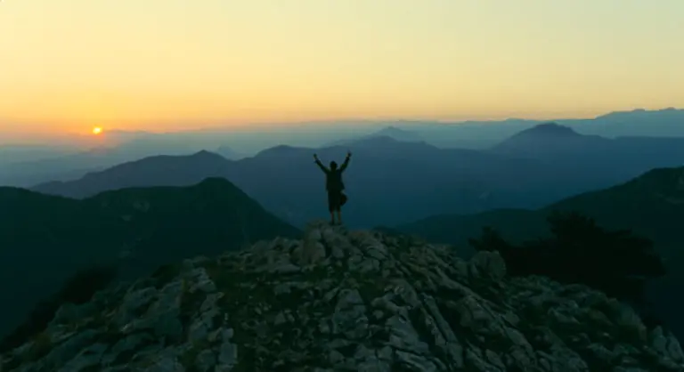 Auf-der-Reise-nach-Grasse-verschanzt-sich-Grenouille-in-den-Bergen-und-lebt-zurueckgezogen-Schliesslich-begreift-er-dass-er-wirklich-keinen-Eigengeruch-hat-Davon-angetrieben-beschliesst-er-sich-einen-eigenen-Duft-zu-schaffen-den-besten