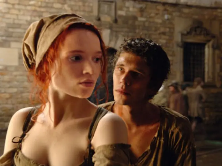 Sein-erstes-Opfer-ist-eine-rothaarige-Schoenheit-dargestellt-von-Karolin-Herfurth-deren-Duft-Grenouille-zufaellig-auf-der-Strasse-aufschnappt