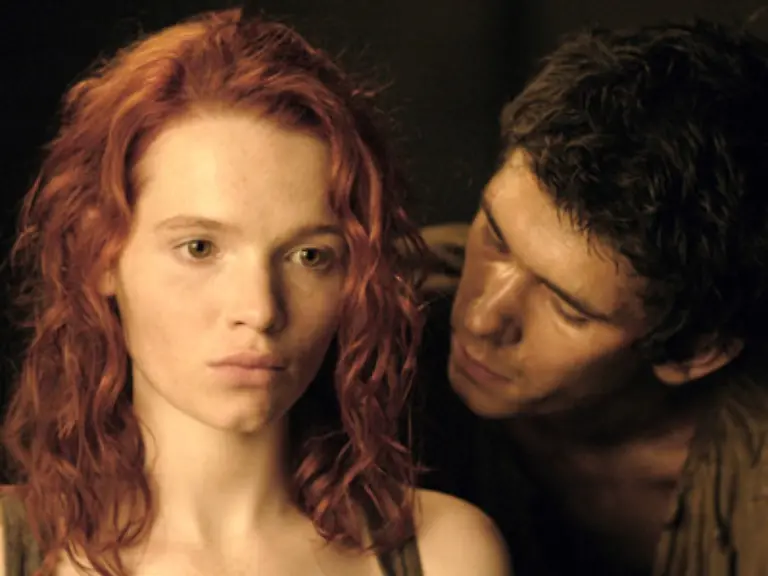 Betoert-von-ihrem-Duft-folgt-er-dem-Mirabellen-Maedchen