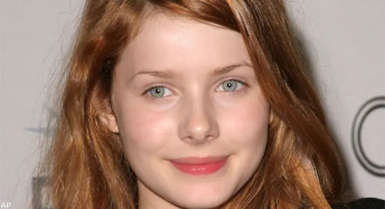 Hauptessenz-und-letztes-Opfer-ist-die-wunderschoene-Laura-Richis-gespielt-von-Rachel-Hurd-Wood-Um-sie-zu-fangen-muss-Grenouille-jedoch-erst-an-ihrem-Vater-Alan-Rickman-vorbei