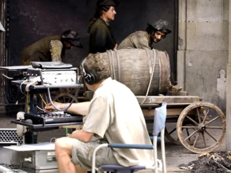 mussten-die-Schauspieler-ertragen-Um-die-damalige-Duftwelt-nachvollziehen-zu-koennen-liess-Tykwer-tonnenweise-verwesenden-Fisch-und-faulendes-Fleisch-auf-dem-Set-verteilen-um-eine-authentische-Kulisse-fuer-den-verdreckten-und-stinkenden-Pariser-Fischmarkt-zu-bieten