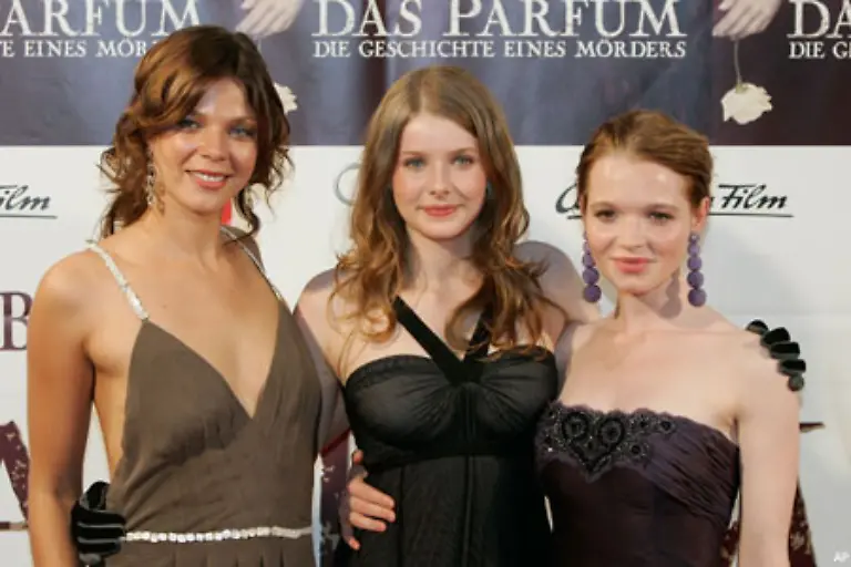 Neben-der-jungen-Amerikanerin-sind-aber-auch-die-deutschen-Schauspielerinnen-Jessica-Schwarz-links-und-Karolin-Herfurth-rechts-auf-der-Leinwand-zu-bewundern