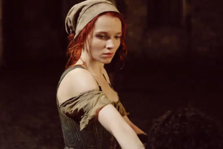 Karolin-Hartfurth-ist-Grenouilles-erstes-Opfer-Er-entwickelt-eine-Schwaeche-fuer-Rothaarige-Das-Mirabellen-Maedchen-ist-ein-Vorgeschmack-auf-Laura