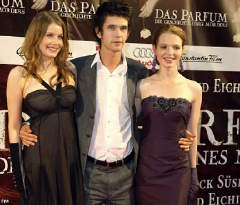 Hauptdarsteller-Ben-Wishaw-stellt-im-echten-Leben-keine-Bedrohung-fuer-Hurd-Wood-und-Herfurth-dar