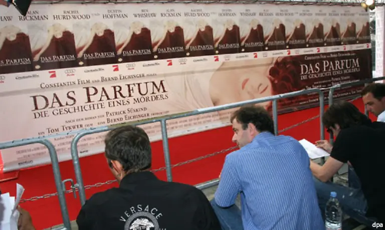 Der-Einzige-der-nicht-da-war-ist-der-Autor-Patrick-Sueskind-gilt-als-aeusserst-pressescheu-und-hat-schon-seit-Jahrzehnten-keine-Interviews-mehr-gegeben-Ich-glaube-dass-er-diese-Art-von-Oeffentlichkeit-einfach-nicht-aushaelt-hatte-Kumpel-Eichinger-im-Vorfeld-vermutet