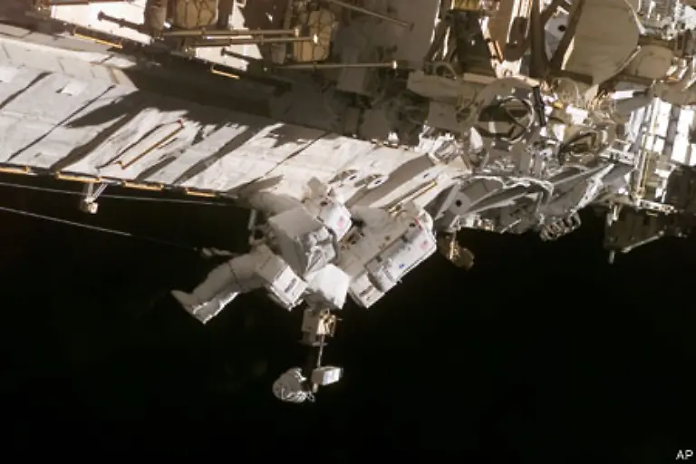 Sie-sollen-ein-neues-70-m-grosses-Sonnensegel-an-der-ISS-anbringen