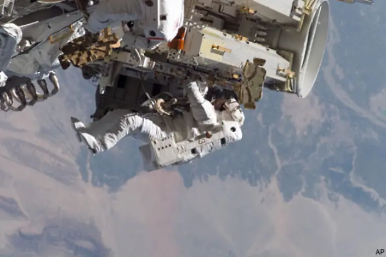 Stundenlang-schuften-die-Astronauten-Die-sagenhafte-Aussicht-von-ihrem-Arbeitsplatz-koennen-sie-dabei-kaum-geniessen