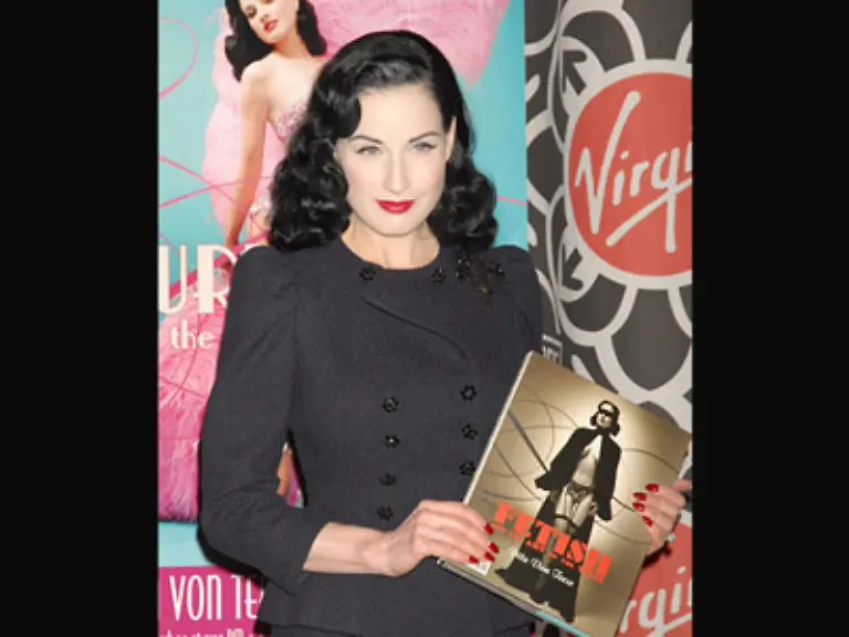 Sondern-eher-von-der-geschaeftstuechtigen-Sorte-Ein-Bildband-mit-biografischen-Notizen-und-vielen-Nacktbildern-Burlesque-and-the-Art-of-the-Teese-ist-bereits-in-den-USA-und-in-England-erschienen
