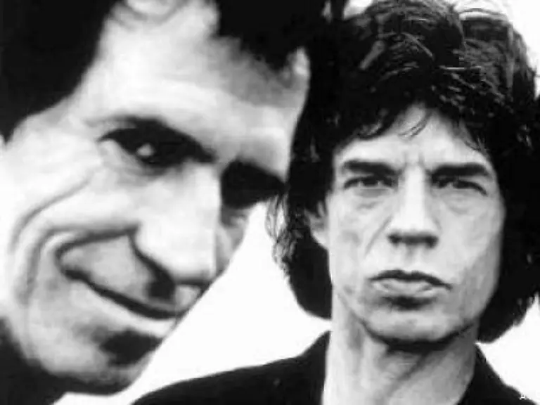 mit-Mick-Jagger-Keith-Richards-und-Jimi-Hendrix-auch-praktiziert-In-New-York-posiert-sie-fuer-Star-Fotografen-wie-Richard-Avedon-und-Helmut-Newton-Zu-Hause-wird-sie-auch-fuer-den-Film-entdeckt