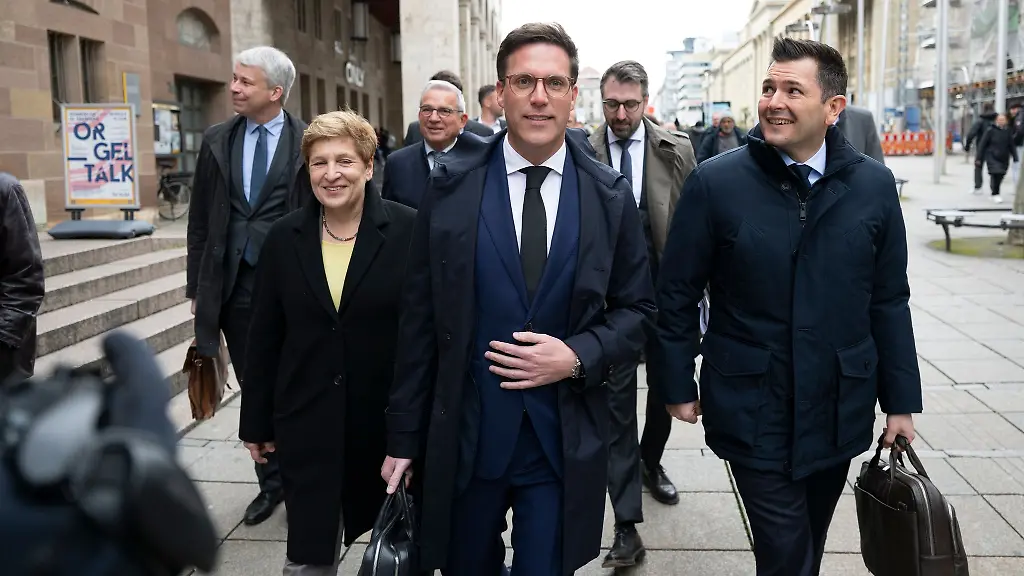 CDU-Chef-Manuel-Hagel-schwieg-vor-dem-Sondierungsgespraech-eisern-zu-Fragen-der-wartenden-Journalisten