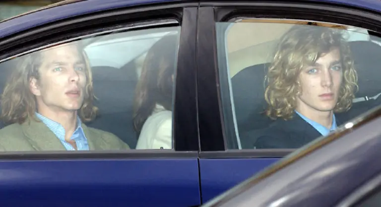 Mal-was-Blaubluetiges-fuer-zwischendurch-Die-leckeren-Soehne-von-Prinzessin-Caroline-von-Monaco-Andrea-und-Pierre-die-die-gesamte-Cte-d-Azur-als-ihren-Spielplatz-betrachten-duerfen-sind-inzwischen-ja-auch-im-vermittelbaren-Alter